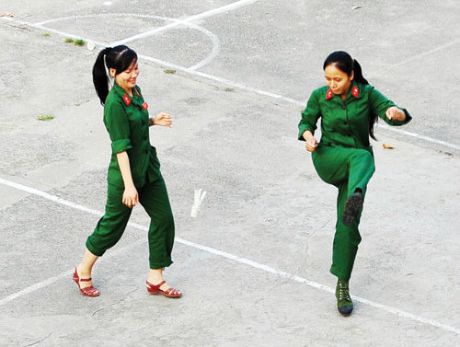 http://4.bp.blogspot.com/-AVOOlBhYRuo/T_6k-QY7RtI/AAAAAAAAK1s/2lTdI7izLP4/s1600/vietnamese women soldiers,vietnamese female soldiers.jpg